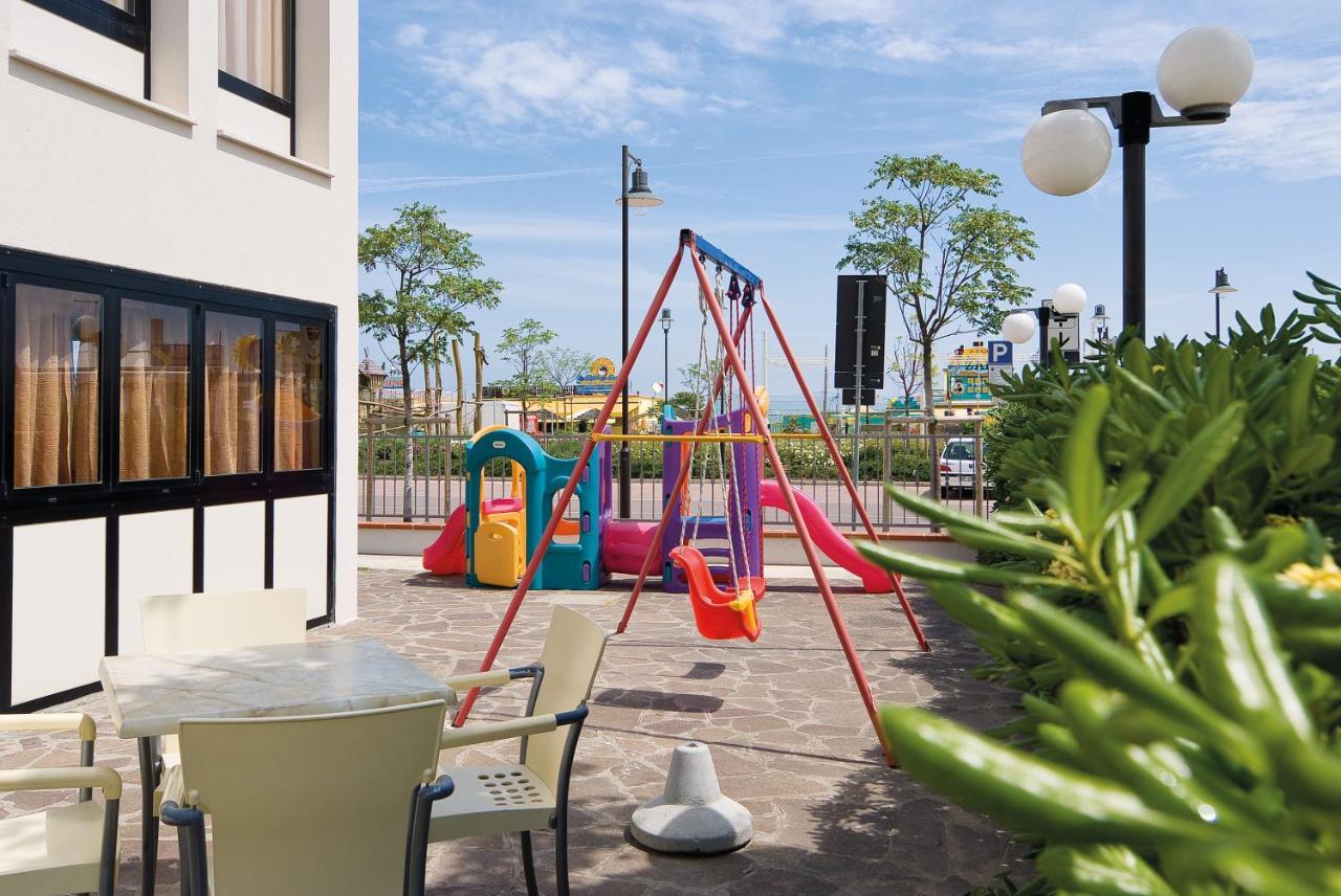 Little Hotel Чезенатико Екстериор снимка