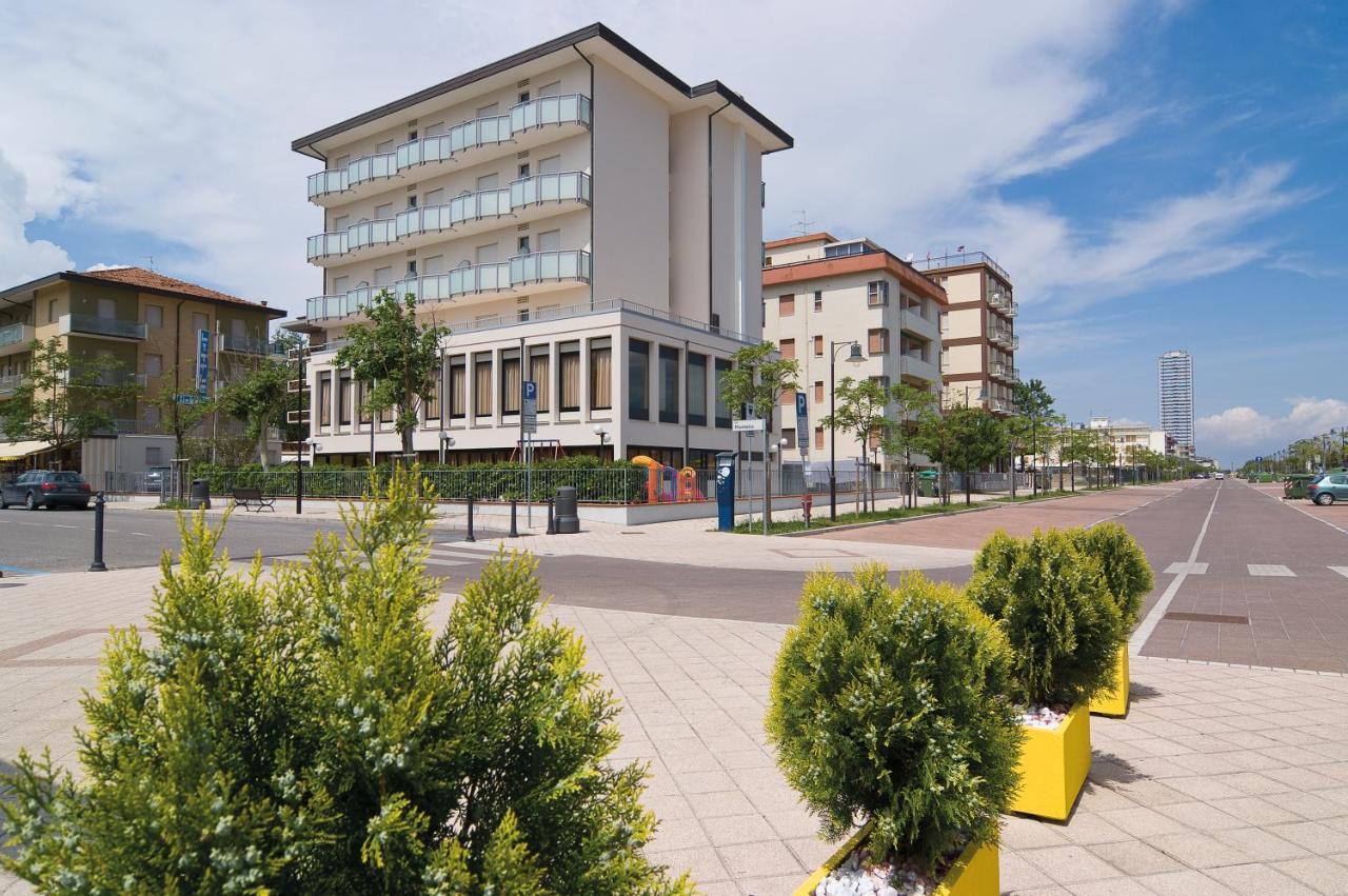 Little Hotel Чезенатико Екстериор снимка