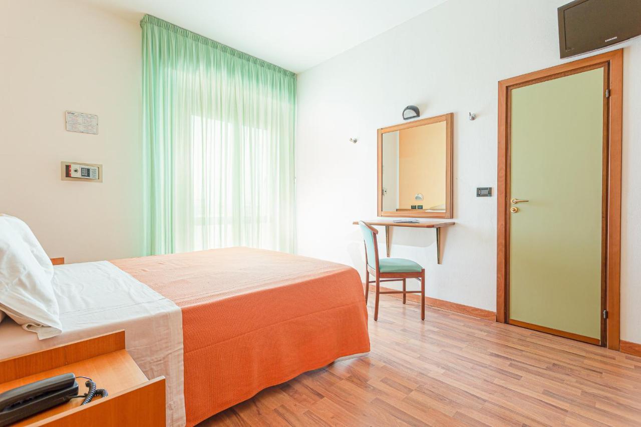 Little Hotel Чезенатико Екстериор снимка
