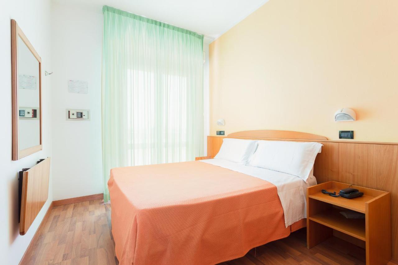 Little Hotel Чезенатико Екстериор снимка