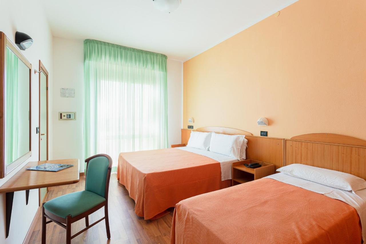 Little Hotel Чезенатико Екстериор снимка