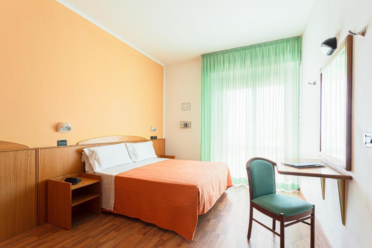 Little Hotel Чезенатико Екстериор снимка